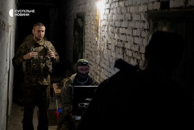 військові з роти ударних дронів спостерігають за картинкою з розвідника, Хартія, Липці, Харківщина, червень 2024 року військові з роти ударних дронів спостерігають за картинкою з розвідника, Хартія, Липці, Харківщина, червень 2024 року