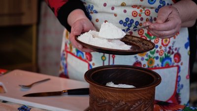 "Кулінарний спадок": як "цибульники" готують автентичні цибульники у томатному соусі на Рівненщині "Кулінарний спадок": як "цибульники" готують автентичні цибульники у томатному соусі на Рівненщині