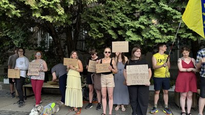 Ужгородці вдруге за день вийшли на акцію проти відставки Федорова з посади міністра оборони Ужгородці вдруге за день вийшли на акцію проти відставки Федорова з посади міністра оборони
