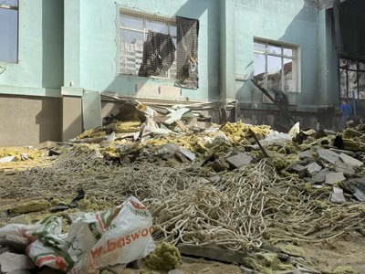 У Сумах студенти, батьки та викладачі прибирають місце російської атаки на Сумський державний університет У Сумах студенти, батьки та викладачі прибирають місце російської атаки на Сумський державний університет