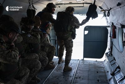 Новобранець десантно-штурмового підрозділу готується до стрибка під наглядом інструктора Новобранець десантно-штурмового підрозділу готується до стрибка під наглядом інструктора