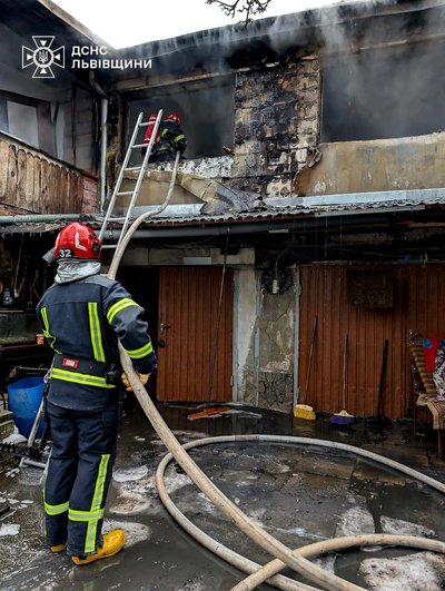Рятувальники гасять пожежу в будинку на вул. Шевченка