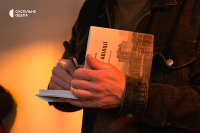 Черги з прихильників: в Одесі відбулася автографсесія з письменником та музикантом Сергієм Жаданом Черги з прихильників: в Одесі відбулася автографсесія з письменником та музикантом Сергієм Жаданом