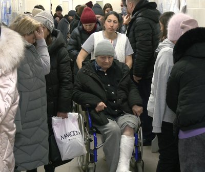 Черга з людей, які травмувались у міському травмпункті на вулиці Фастівській у Чернівцях Черга з людей, які травмувались у міському травмпункті на вулиці Фастівській у Чернівцях