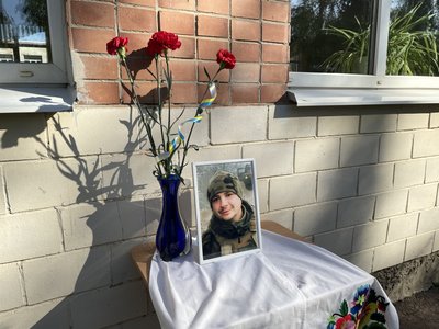 Військовий Ігор Дорошенко загинув через поранення, отримані на Донеччині: як вшанували у Полтаві Військовий Ігор Дорошенко загинув через поранення, отримані на Донеччині: як вшанували у Полтаві