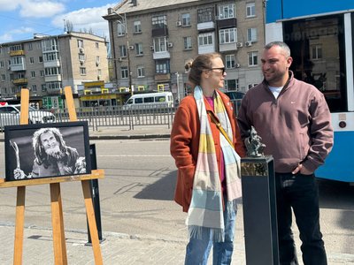 "Ода витривалості та особистій свободі". У Дніпрі відкрили мініскульптуру, присвячену бігуну Олександру "Форресту Гампу" "Ода витривалості та особистій свободі". У Дніпрі відкрили мініскульптуру, присвячену бігуну Олександру "Форресту Гампу"