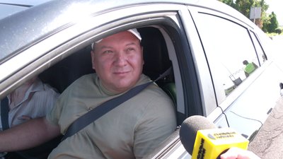 "Виписуємо повістки": як працює мобільний блокпост ТЦК на трасі Київ-Чоп на Рівненщині "Виписуємо повістки": як працює мобільний блокпост ТЦК на трасі Київ-Чоп на Рівненщині
