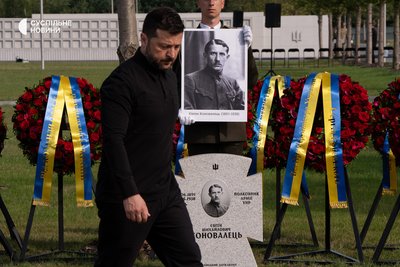 Президент України Володимир Зеленський на офіційній церемонії перепоховання останків першого голови Організації українських націоналістів, полковника Євгена Коновальця. Київщина, 18 серпня 2026 року Президент України Володимир Зеленський на офіційній церемонії перепоховання останків першого голови Організації українських націоналістів, полковника Євгена Коновальця. Київщина, 18 серпня 2026 року