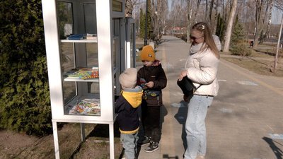 "Це не бібліотека, тут реєструватися не треба": як у місті на Вінниччині розвивають буккросинг "Це не бібліотека, тут реєструватися не треба": як у місті на Вінниччині розвивають буккросинг