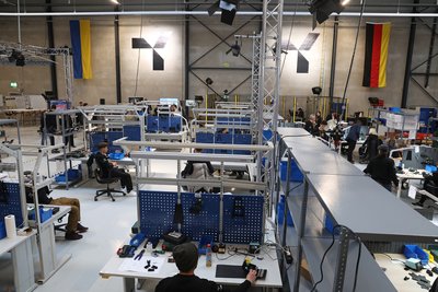 Робітники в цеху поблизу Мюнхена у Німеччині, 13 лютого 2026 року. QFI – це спільне підприємство німецької Quantum Systems та української Frontline Robotics з виробництва безпілотників Linza для українських військових Робітники в цеху поблизу Мюнхена у Німеччині, 13 лютого 2026 року. QFI – це спільне підприємство німецької Quantum Systems та української Frontline Robotics з виробництва безпілотників Linza для українських військових