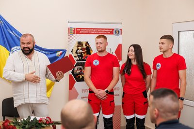 18 працівників Закарпатського центру екстреної медичної допомоги служать у лавах ЗСУ 18 працівників Закарпатського центру екстреної медичної допомоги служать у лавах ЗСУ