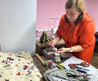 В Ужгороді переселенка із Бердянська Інна Кущ навчає ромок шити одяг В Ужгороді переселенка із Бердянська Інна Кущ навчає ромок шити одяг
