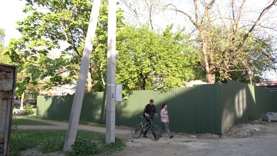 Торговий центр біля дитячого майданчика: жителі будинку у Костополі на Рівненщині вимагають зупинити будівництво Торговий центр біля дитячого майданчика: жителі будинку у Костополі на Рівненщині вимагають зупинити будівництво