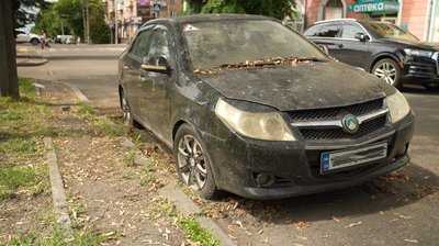 Машини-привиди: мешканці черкаської багатоповерхівки не знають, що робити з покинутими авто Машини-привиди: мешканці черкаської багатоповерхівки не знають, що робити з покинутими авто