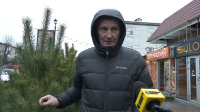 Ялинкові ярмарки у Житомирі: ціни на ялинки та що обирають містяни цього року Ялинкові ярмарки у Житомирі: ціни на ялинки та що обирають містяни цього року