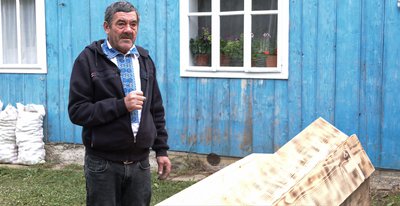 "Лежить 15 років, чекає мене”: буковинець змайстрував собі труну зі смереки "Лежить 15 років, чекає мене”: буковинець змайстрував собі труну зі смереки