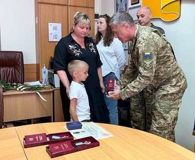 Нагородили після загибелі: в Житомирі рідним полеглих воїнів вручили державні ордени Нагородили після загибелі: в Житомирі рідним полеглих воїнів вручили державні ордени