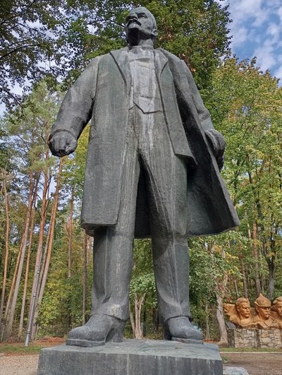 На Сумщині зберігають демонтовані радянські пам’ятники. Розповідаємо їх історії На Сумщині зберігають демонтовані радянські пам’ятники. Розповідаємо їх історії