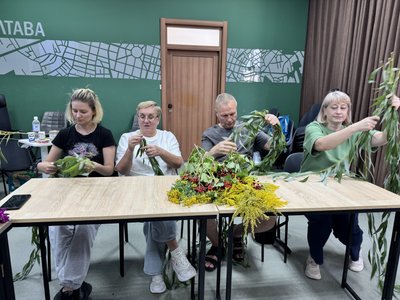 Вінкування на честь полеглих: як у Полтаві відновлюють українську традицію пам’яті Вінкування на честь полеглих: як у Полтаві відновлюють українську традицію пам’яті