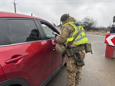 Перевірка авто на блокпості Перевірка авто на блокпості
