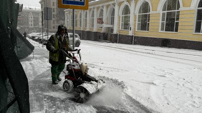 Комунальник прибирає сніг у Харкові, 11 січня 2026 року Комунальник прибирає сніг у Харкові, 11 січня 2026 року