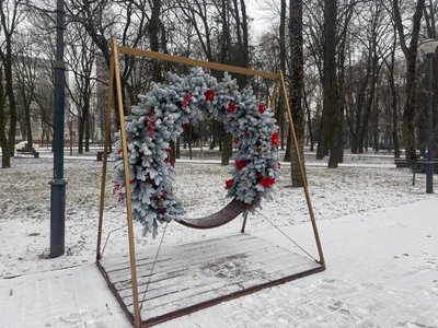 Різдвяно-новорічна локація для фото, розміщена у сквері імені Тараса Шевченка Різдвяно-новорічна локація для фото, розміщена у сквері імені Тараса Шевченка
