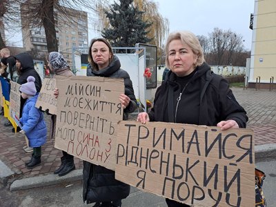 "Не мовчи! Полон вбиває": у місті на Волині відбулася акція на підтримку полонених бійців полку "Азов" "Не мовчи! Полон вбиває": у місті на Волині відбулася акція на підтримку полонених бійців полку "Азов"