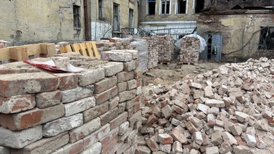 150-річна цегла, яку рятують у Харкові після авіаудару 150-річна цегла, яку рятують у Харкові після авіаудару
