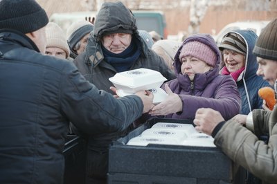 Жителям Дергачів роздають безплатні гарячі обіди, 24 лютого 2025 року Жителям Дергачів роздають безплатні гарячі обіди, 24 лютого 2025 року