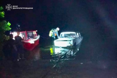 На Дніпропетровщині витягнули з річки автомобіль, у якому перебував загиблий чоловік На Дніпропетровщині витягнули з річки автомобіль, у якому перебував загиблий чоловік