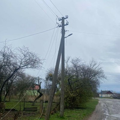 Пориви вітру і падіння дерев: знеструмлені споживачі у шести селах Рівненщини Пориви вітру і падіння дерев: знеструмлені споживачі у шести селах Рівненщини