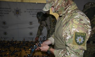 Правоохоронці поруч з переданими дронами типу FPV Правоохоронці поруч з переданими дронами типу FPV