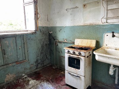 У квартирі полтавської багатоповерхівки розповсюдився сморід від сміття та трупний запах У квартирі полтавської багатоповерхівки розповсюдився сморід від сміття та трупний запах
