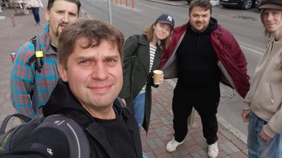 Активіст ініціативи "Квіти України" Тарас Грицюк, Київ, після засідання суду 30 жовтня 2023 року Активіст ініціативи "Квіти України" Тарас Грицюк, Київ, після засідання суду 30 жовтня 2023 року