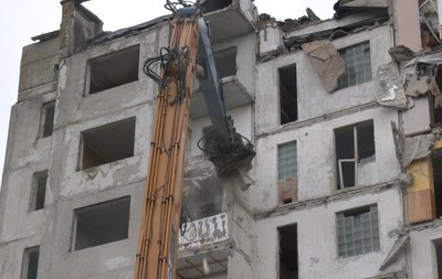 "Хочеться плакати":у Луцьку спецтехніка демонтує пошкоджений під час атаки РФ будинок на Озерецькій "Хочеться плакати":у Луцьку спецтехніка демонтує пошкоджений під час атаки РФ будинок на Озерецькій