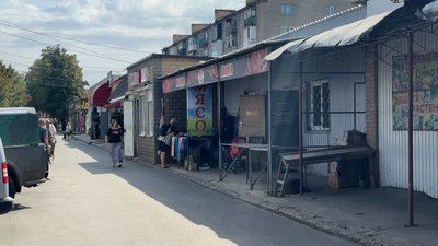 магазини люди життя евакуація комендантська година обстріли армія РФ прифронтова Костянтинівка Донецька область 30 серпня 2024 рік магазини люди життя евакуація комендантська година обстріли армія РФ прифронтова Костянтинівка Донецька область 30 серпня 2024 рік