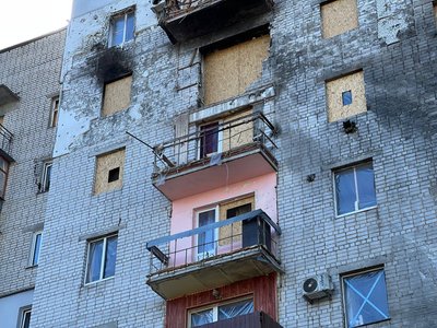 «Дивлюсь і плачу»: як живуть мешканці багатоповерхівки у Смілі, куди влучив дрон «Дивлюсь і плачу»: як живуть мешканці багатоповерхівки у Смілі, куди влучив дрон