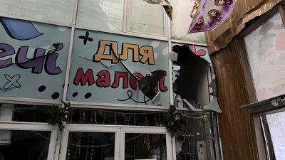 На Барабашово у Харкові усувають наслідки удару російського дрона: близько 100 торгівельних павільйонів ринку пошкоджені 1 На Барабашово у Харкові усувають наслідки удару російського дрона: близько 100 торгівельних павільйонів ринку пошкоджені 1