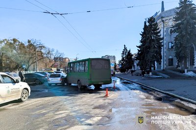Зіткнулася маршрутка та легковик: був травмований чоловік внаслідок ДТП у Рівному Зіткнулася маршрутка та легковик: був травмований чоловік внаслідок ДТП у Рівному