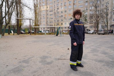 "Головне, щоб з людьми все було добре". 15-річний школяр з Дніпра допомагає рятувальникам після атак РФ "Головне, щоб з людьми все було добре". 15-річний школяр з Дніпра допомагає рятувальникам після атак РФ