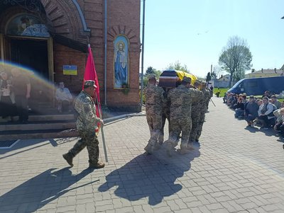 Поховали героя на Алеї Слави у мікрорайоні Ракове в Хмельницькому Поховали героя на Алеї Слави у мікрорайоні Ракове в Хмельницькому