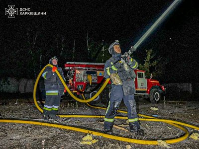 Рятувальники усувають наслідки нічної атаки БпЛА на Харківщині вночі 15 вересня 2025 року Рятувальники усувають наслідки нічної атаки БпЛА на Харківщині вночі 15 вересня 2025 року