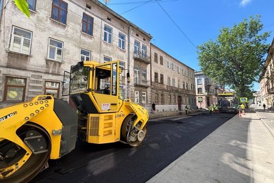 На вул. Героїв УПА у Львові почали стелити нижній шар асфальту На вул. Героїв УПА у Львові почали стелити нижній шар асфальту