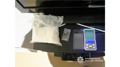 Відправляв наркотики поштою, а вдома тримав 1 кг солі альфа-PVP: у Чернігові затримали підозрюваного Відправляв наркотики поштою, а вдома тримав 1 кг солі альфа-PVP: у Чернігові затримали підозрюваного