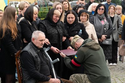 Понад рік вважався зниклим безвісти: в Ужгороді попрощалися із полеглим воїном Сергієм Лазориком Понад рік вважався зниклим безвісти: в Ужгороді попрощалися із полеглим воїном Сергієм Лазориком