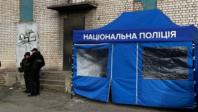 Вигорілий дах, вибиті вікна: на місці удару по Дніпру працюють рятувальники, правоохоронці та комунальники Вигорілий дах, вибиті вікна: на місці удару по Дніпру працюють рятувальники, правоохоронці та комунальники