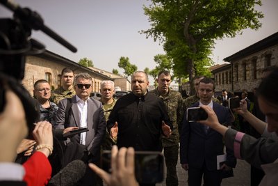 Українська делегація під час короткого брифінгу для преси після тристоронньої зустрічі між Туреччиною, Росією та Україною, в резиденції Долмабахче у Стамбулі, Туреччина, 16 травня 2025 року Українська делегація під час короткого брифінгу для преси після тристоронньої зустрічі між Туреччиною, Росією та Україною, в резиденції Долмабахче у Стамбулі, Туреччина, 16 травня 2025 року