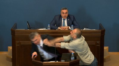 Мамука Мдінарадзе отримує удар кулаком по обличчю від опозиційного депутата Алеко Елісашвілі під час обговорення" закону про іноагентів" Мамука Мдінарадзе отримує удар кулаком по обличчю від опозиційного депутата Алеко Елісашвілі під час обговорення" закону про іноагентів"