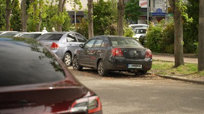 Машини-привиди: мешканці черкаської багатоповерхівки не знають, що робити з покинутими авто Машини-привиди: мешканці черкаської багатоповерхівки не знають, що робити з покинутими авто
