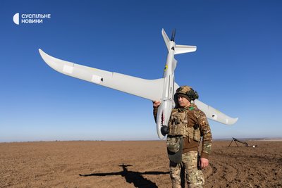 Головний сержант взводу розвідки і коригування 40 бригади берегової оборони "Дим" тримає SHARK Головний сержант взводу розвідки і коригування 40 бригади берегової оборони "Дим" тримає SHARK